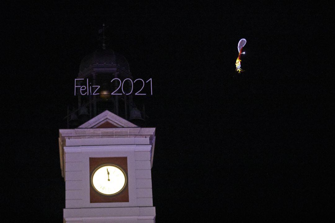 Imagen de la Puerta del Sol durante las campanadas