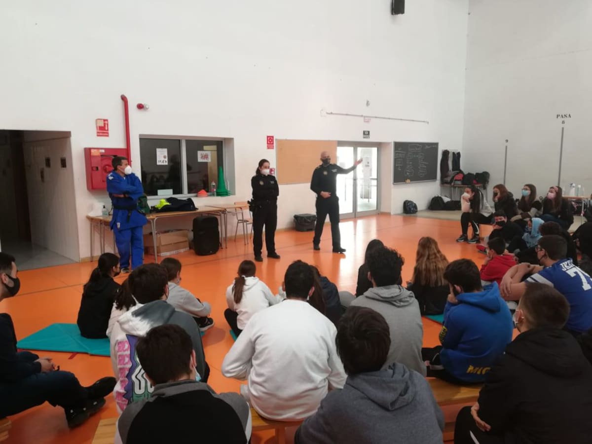 La Policía de Villena imparte el taller 'Violencia de género y defensa personal' a adolescentes