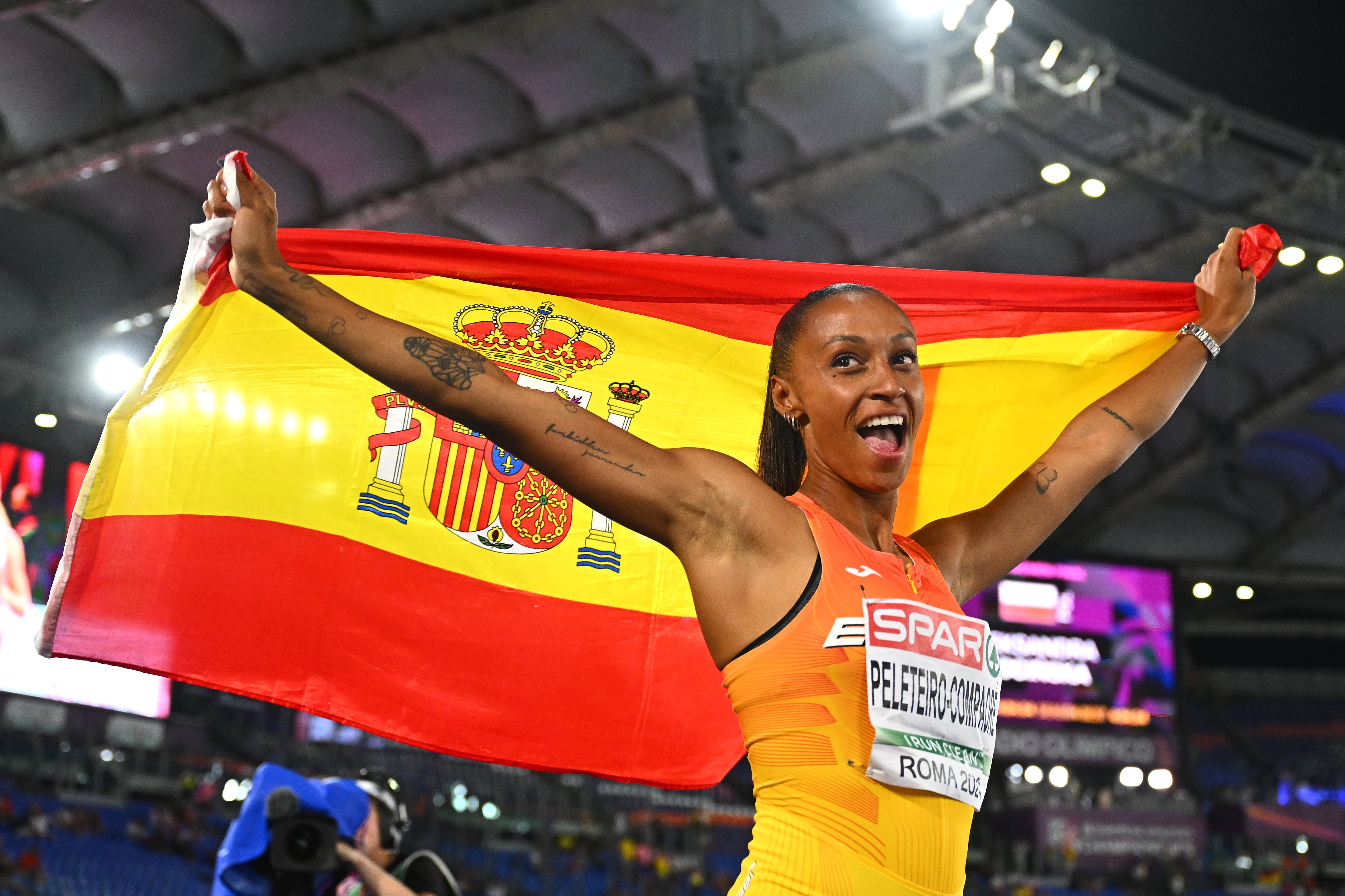 Ana Peleteiro, con la bandera de España, tras ser campeona en triple salto