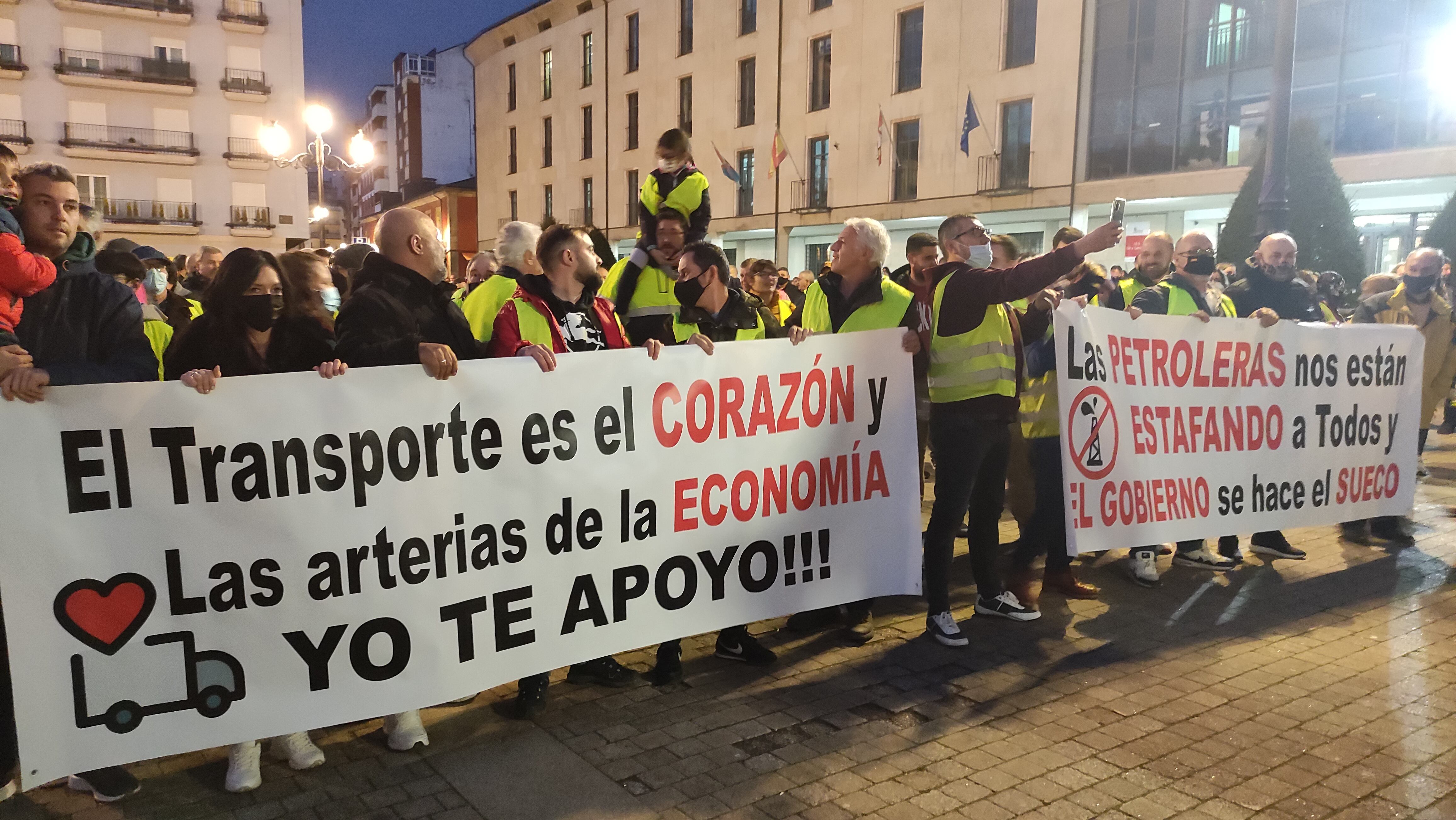 La manifestación de los transportistas entra en la plaza del Ayuntamiento de Ponferrada