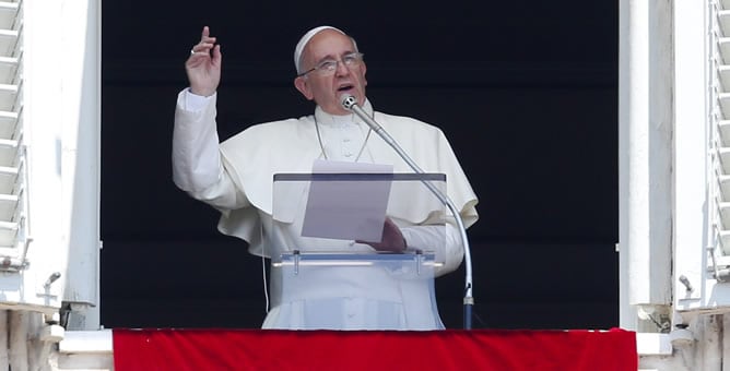 El papa Francisco celebra su último angelus en la Plaza del Vaticano antes de su viaje a Brasil, donde participará en la JMJ