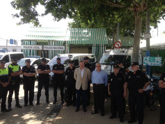 Juan José Primo Jurado y Emilio Aumente visitan a los policias que de servicio en la Feria