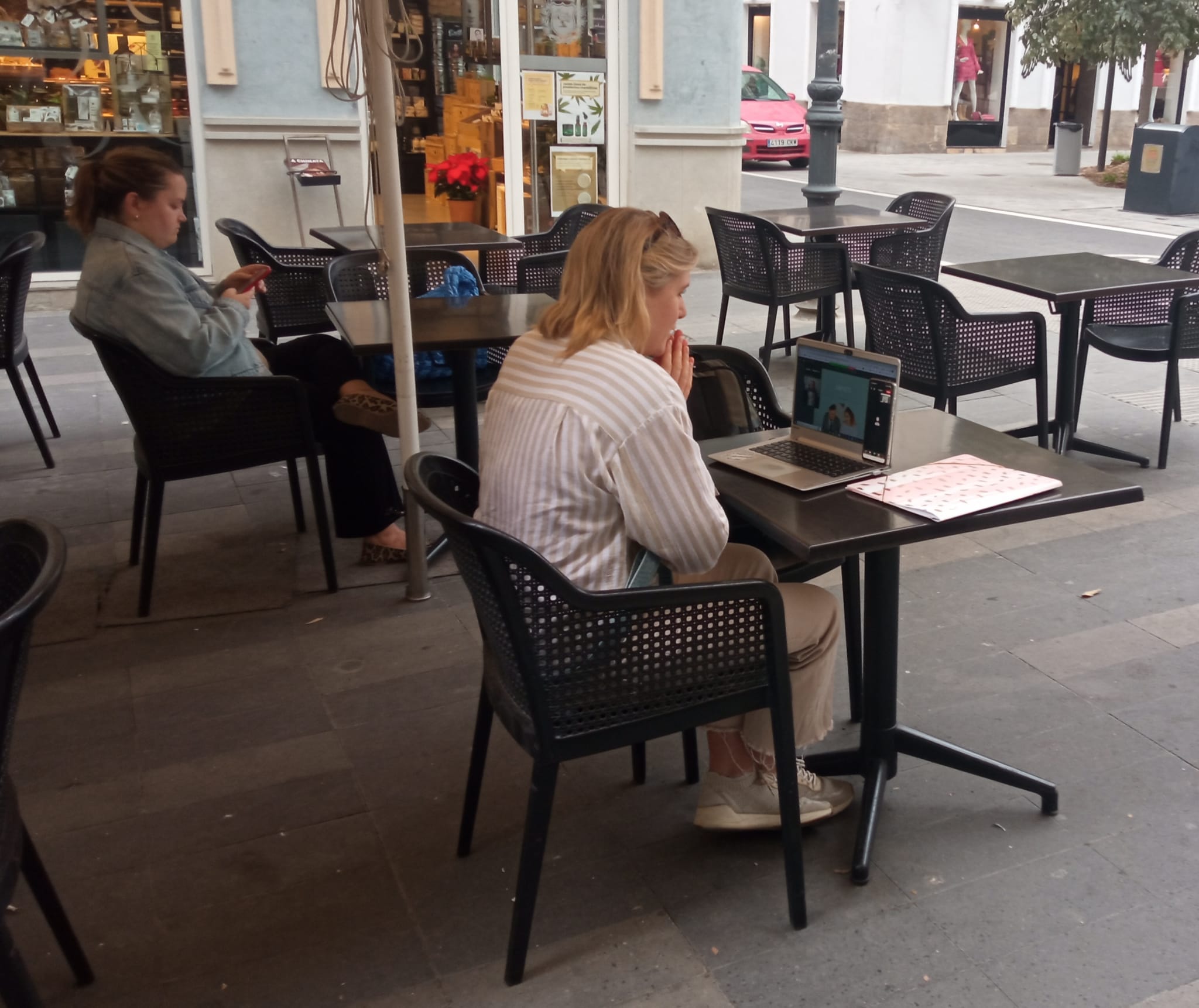 Trabajadora nómada digital en el centro de Alicante, en una imagen de archivo.