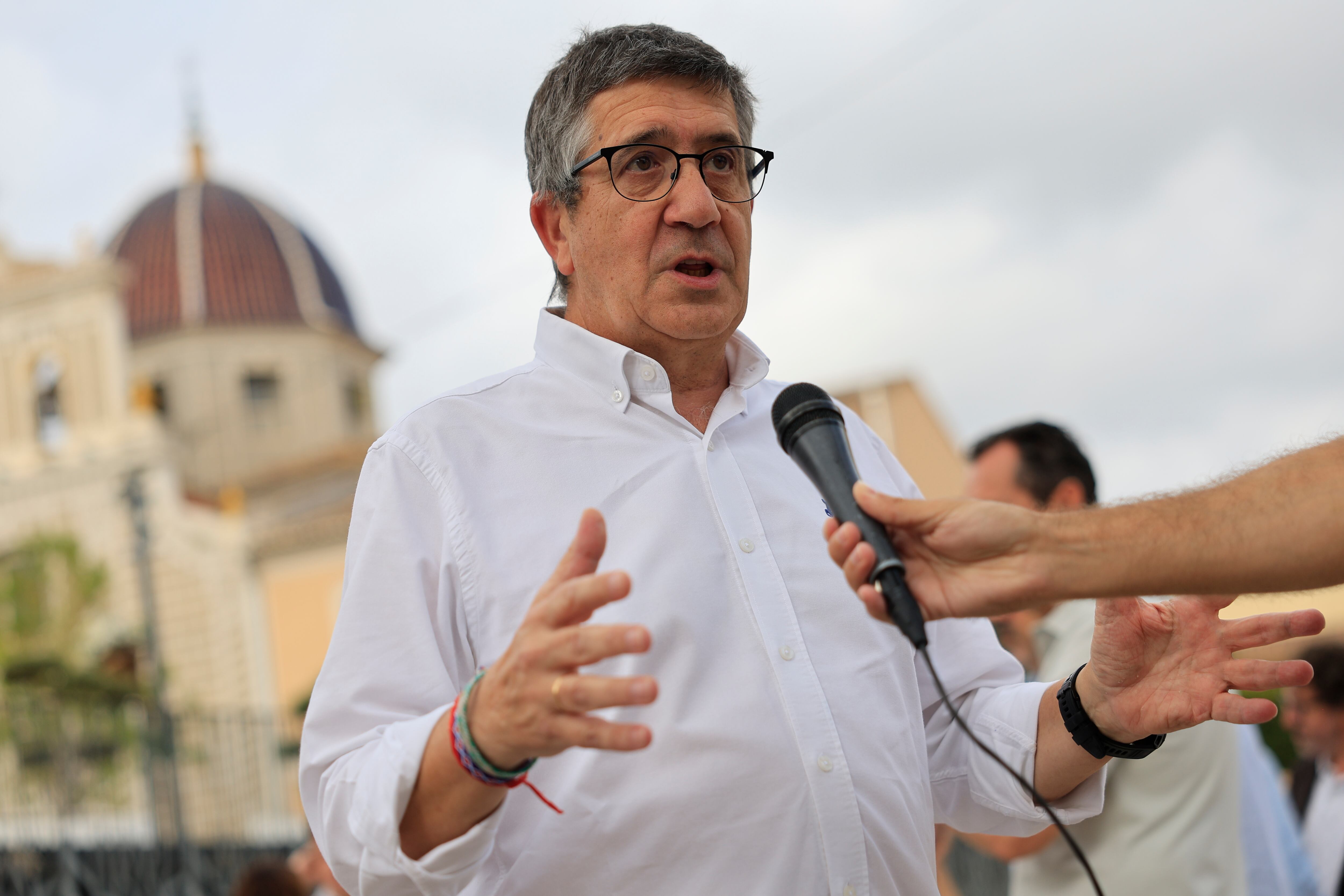 El portavoz del PSOE en el Congreso de los Diputados, Patxi López, atiende a los medios de comunicación durante su visita este sábado a Picassent para reunirse con militantes del partido.