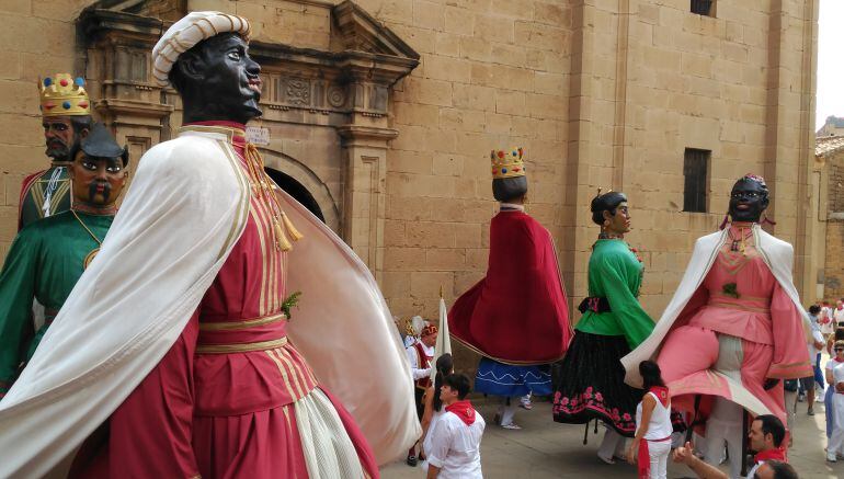 Llegada del desfile de la corporación y su séquito a la iglesia de Santa María