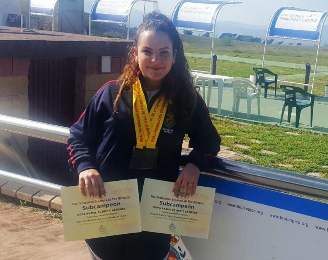 Alicia Olivares con los dos diplomas que acreditan sus medallas de plata