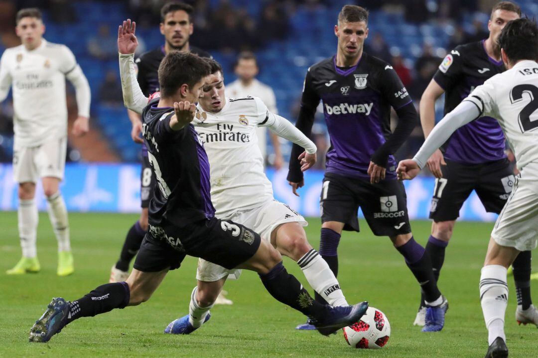  El centrocampista del Real Madrid, Brahim Diaz (2i), disputa el balón ante el defensa del Leganés, Unai Bustinza (i), durante el encuentro correspondiente a la ida de los octavos de final de la Copa del Rey.