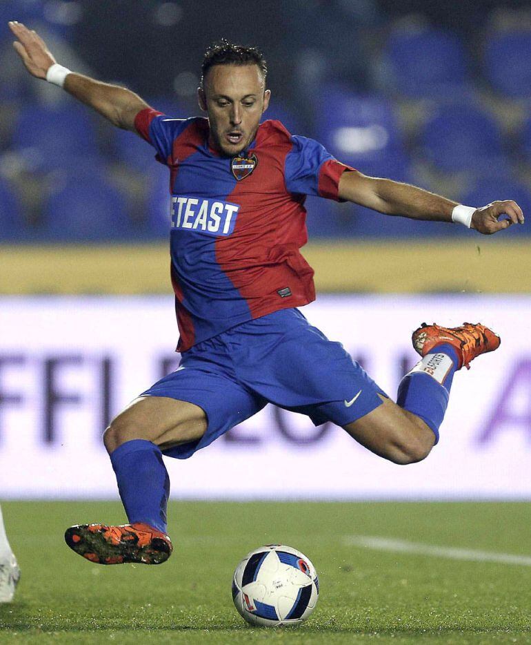  El jugador del Levante Xumetra (d) se dispone a chutar ante varios defensores del Espanyol, durante el partido de ida de dieciseisavos de final de la Copa del Rey que se juega esta noche en el estadio Ciudad de Valencia. EFE-Manuel Bruque