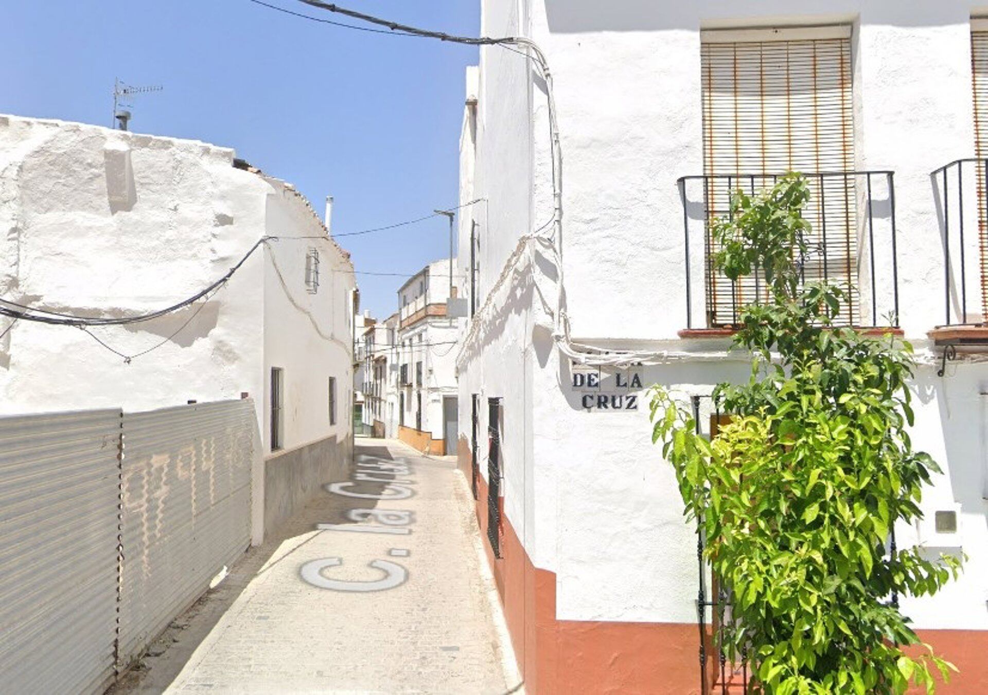 22/06/2025 Calle La Cruz de Villanueva de San Juan, donde ha tenido lugar el incendio.