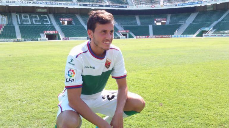 Javi Espinosa, posando en el estadio Martínez Valero