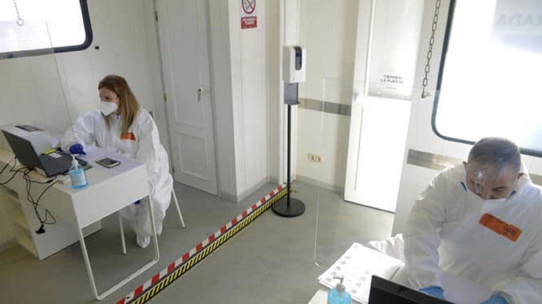 Técnicos de una unidad de Covid.