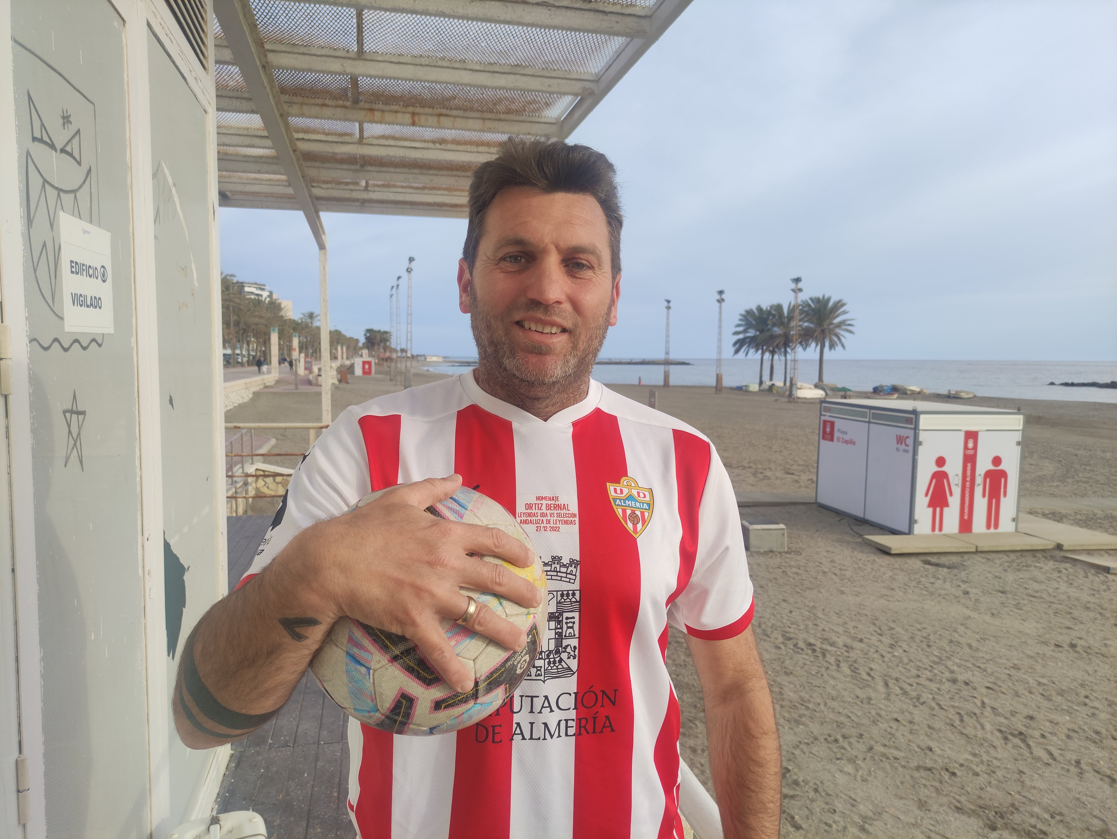 Con la camiseta del homenaje a Ortiz en su querido barrio de El Zapillo.