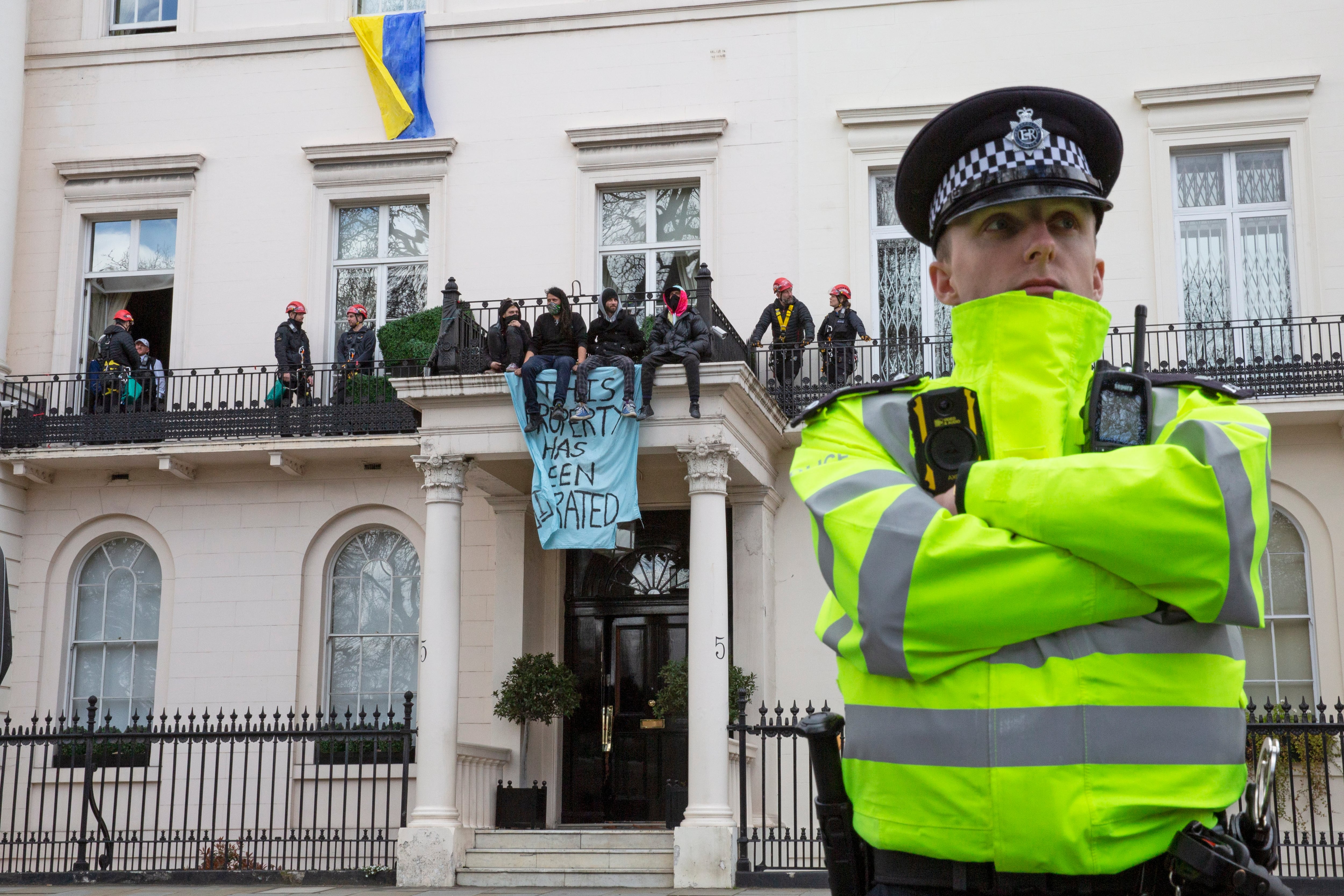 Un agente de policía custodia la entrada de la mansión ocupada en Londres.