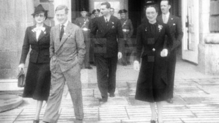 Los duques de Windsor, Eduardo y Wallis Simpson a la salida del Palacio Real de Madrid durante su visita a la capital española en 1940.