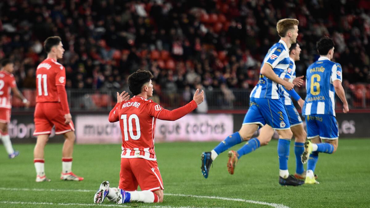 El Almería, la mejor plantilla… y un entrenador que siempre llega tarde