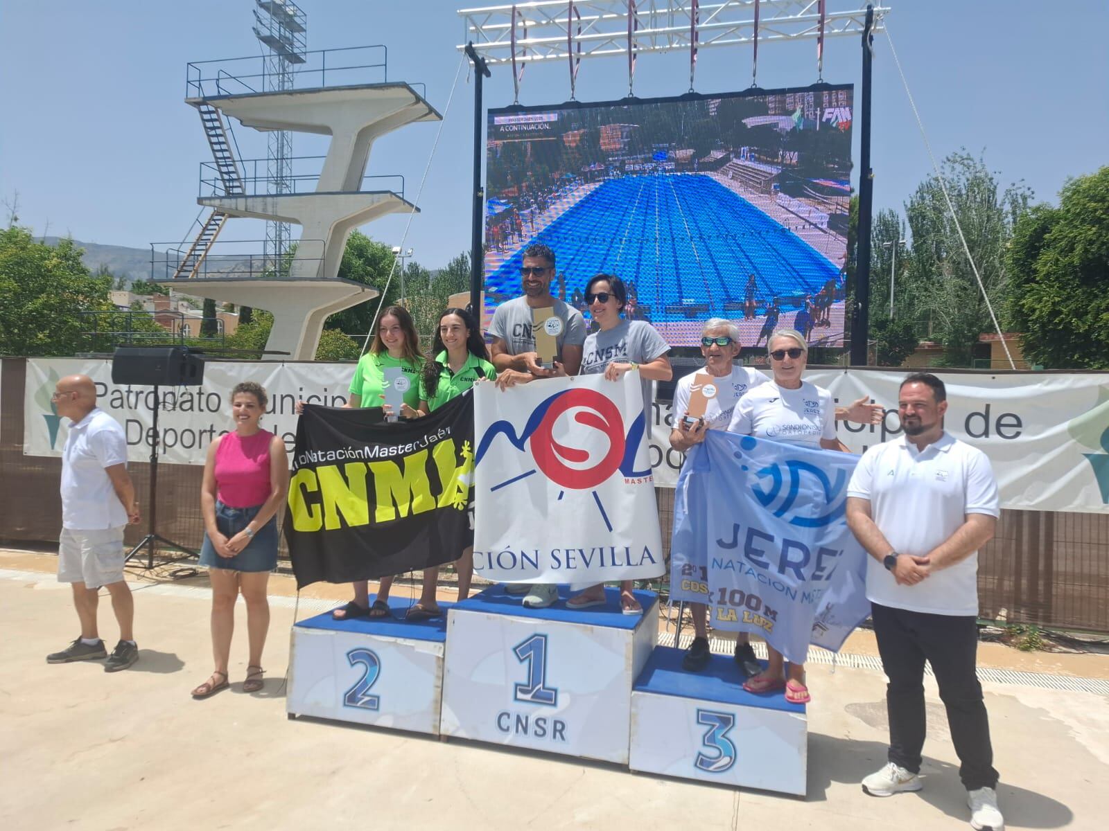 Nadadores del Jerez Natación Máster celebran su tercera posición