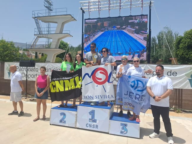 Nadadores del Jerez Natación Máster celebran su tercera posición