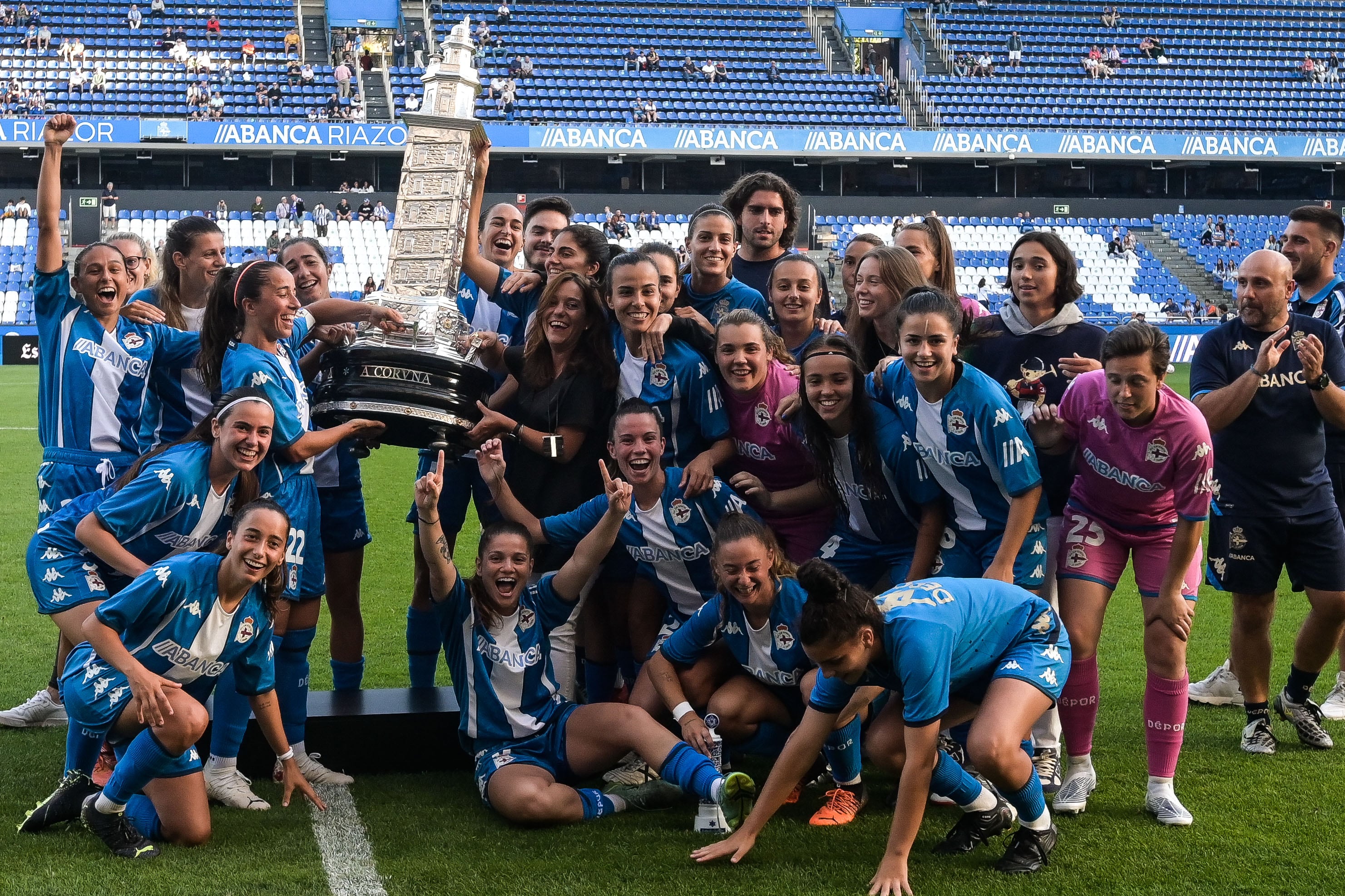 LA CORUÑA, 13/08/2022.- Las jugadoras del Deportivo Abanca levantan el trofeo que las acredita como campeonas del X  Trofeo Teresa Herrera de fúbol femenino después de vencer en la final al FC Famaliçao en el estadio Abanca Riazor de A Coruña este sábado. EFE/ Moncho Fuentes
