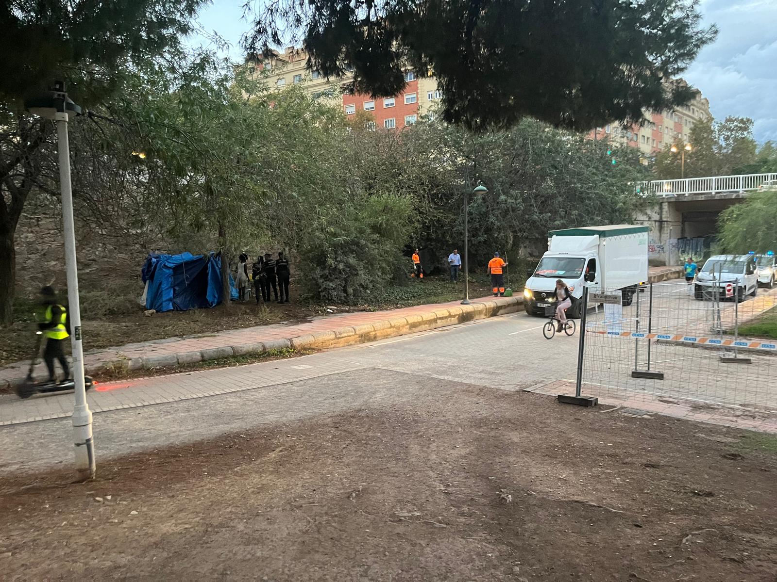 Agentes de la policía local y operarios municipales han intervenido este jueves en un nuevo desalojo en el jardín del Turia