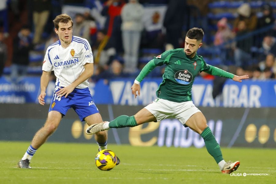 Álvaro Sanz conduce el esférico durante una jugada del Zaragoza-Racing en La Romareda (foto: LaLiga Hypermotion)