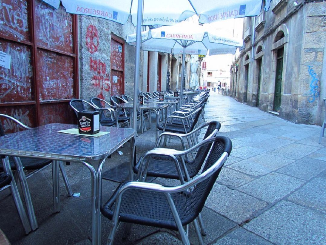 Terraza vacía en el casco viejo de Ourense.