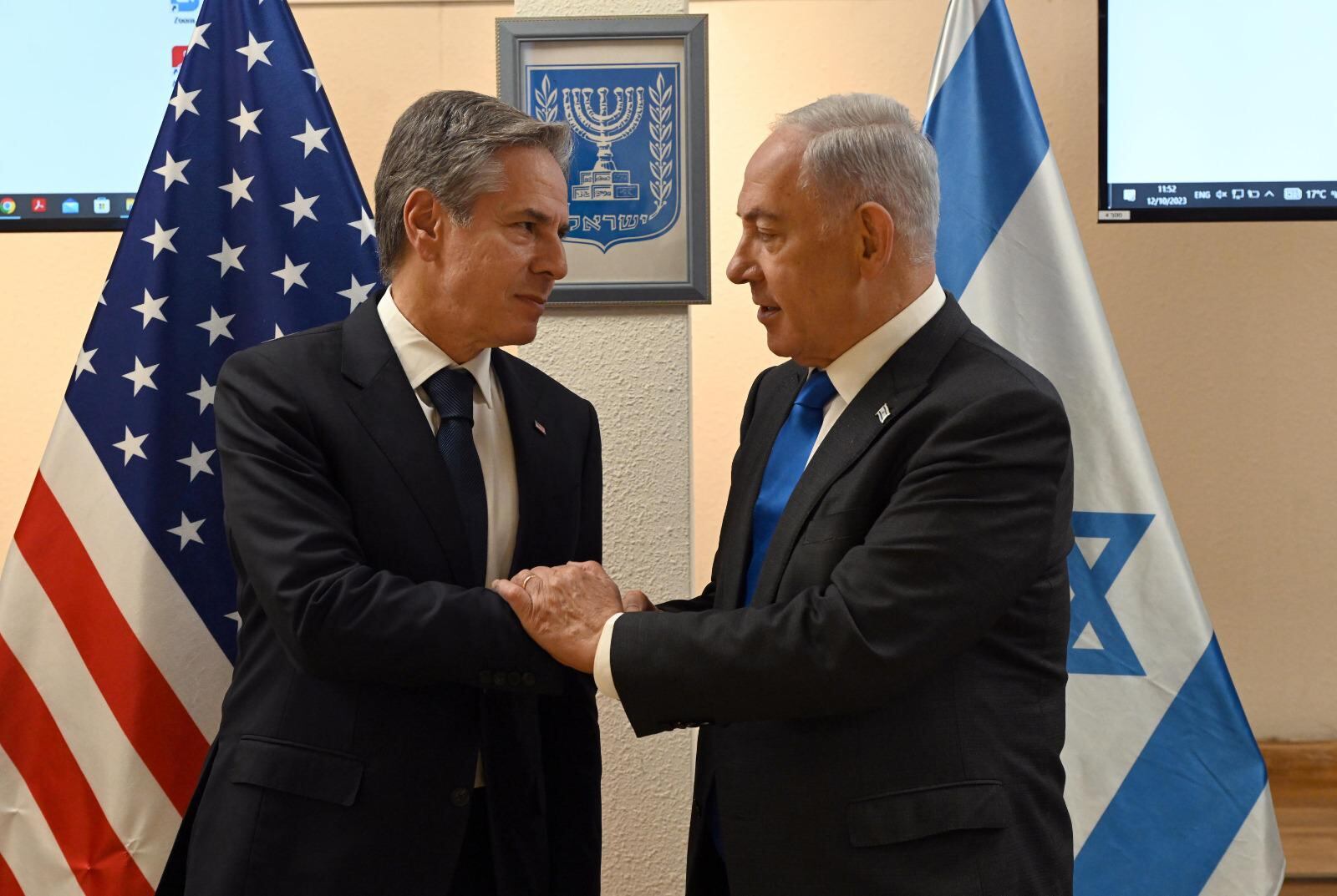 El secretario de Estado de EE.UU., Antony Blinken, y el primer ministro israelí, Benjamín Netanyahu (d), durante la reunión privada que celebraron este jueves en Tel Aviv. Blinken ha insistido en que mientras su país exista, Israel no tendrá que defenderse por su cuenta. EFE/ Haim Zach/PMO