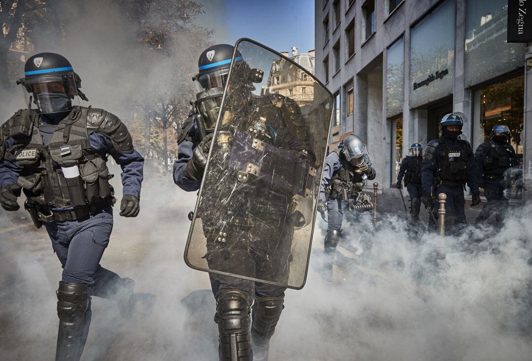 Policía dispersa a manifestantes con gas lacrimógeno en París. 