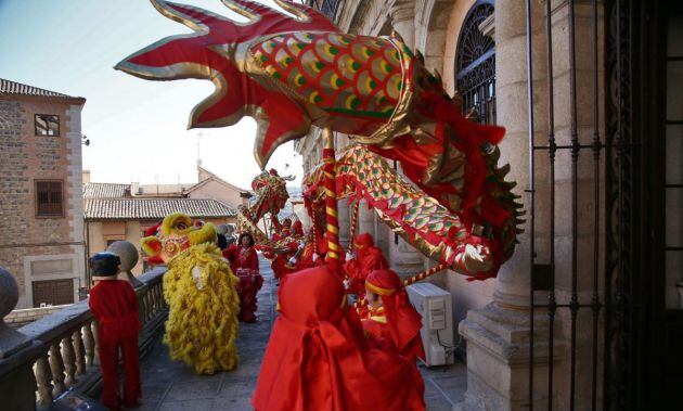 Un pasacalles de dragones ha llenado de color la Plaza del Ayuntamiento de Toledo