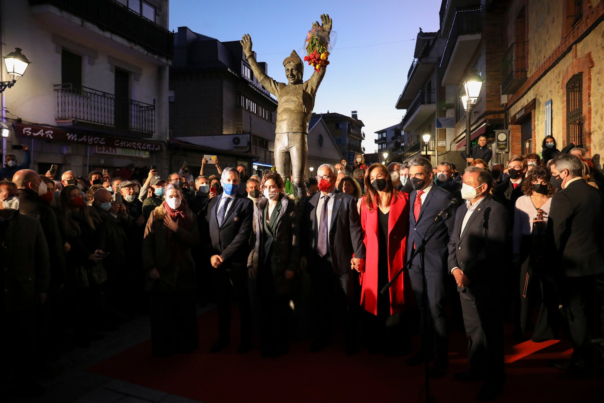 La presidenta de la Comunidad de Madrid, Isabel Díaz Ayuso, en el acto en honor de los hermanos Paquito y Blanca Fernández-Ochoa, en el 50º y del 30º aniversario, respectivamente, de sus medallas olímpicas, en el Museo del Esquí, en Cercedilla