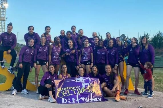 Alba Lázaro -en el centro- junto a sus compañeras durante la anterior jornada en División de Honor