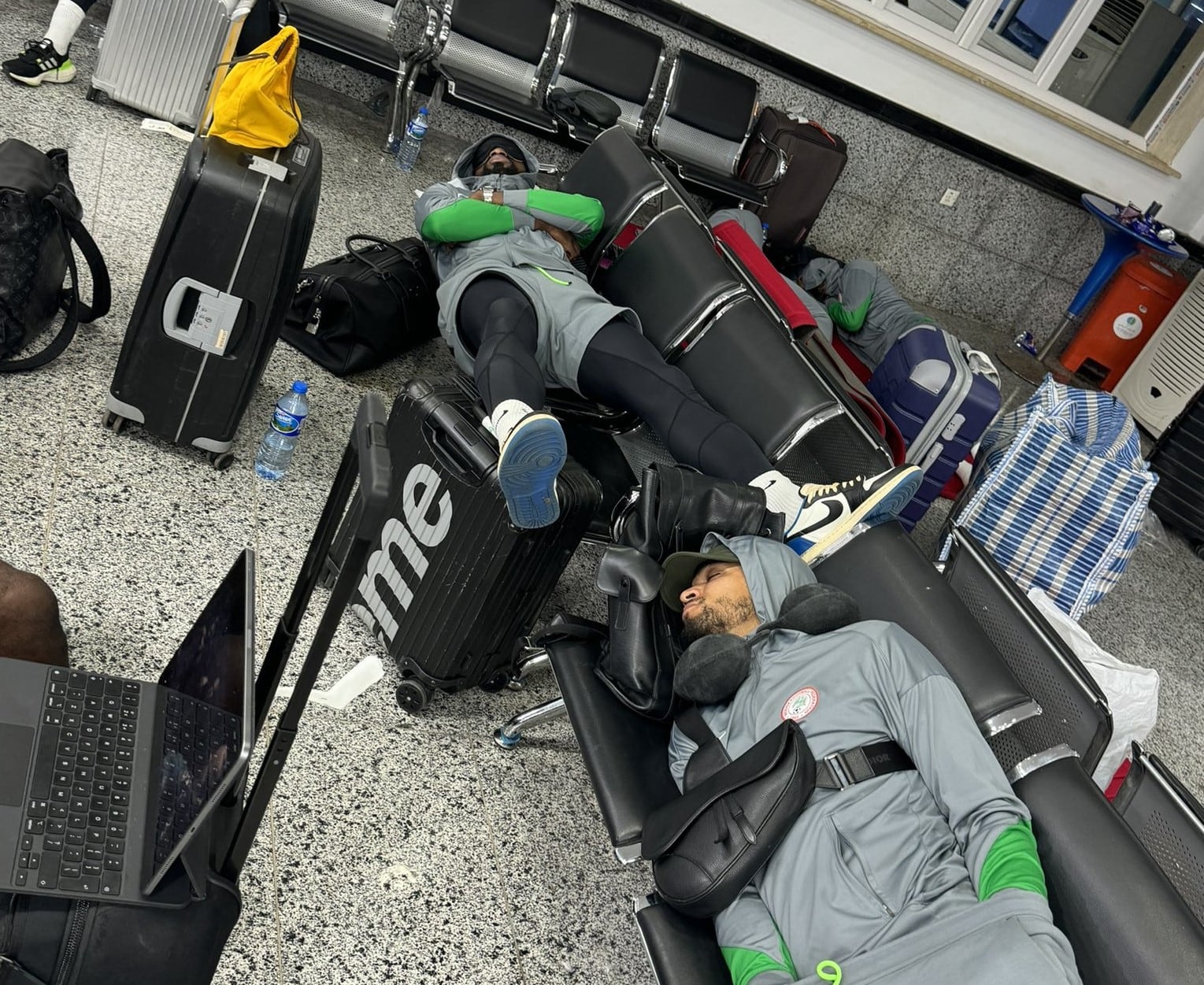 Jugadores de Nigeria durmiendo en el aeropuerto de Libia (William Troost-Ekong)