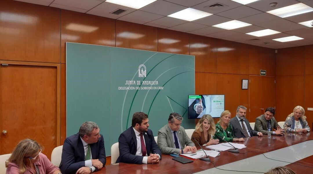 El viceconsejero de presidencia, Antonio Sanz, y la delegada de la Junta en Cádiz, Ana Mestre, comparecen junto a los delegados territoriales en Cádiz