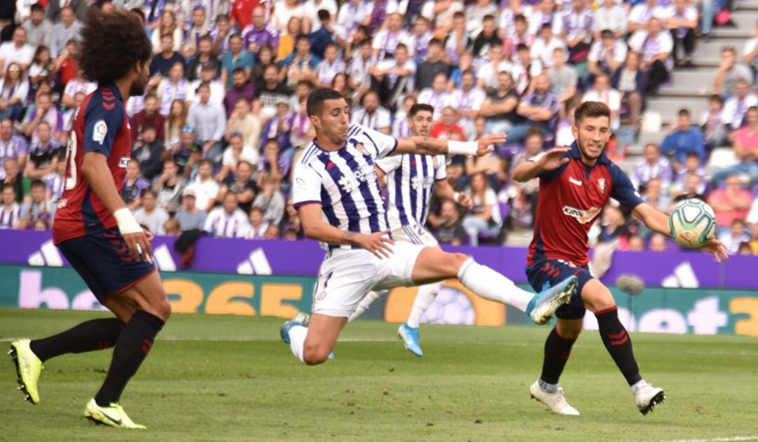 Sergio Guardiola intenta controlar en balón ante dos rivales