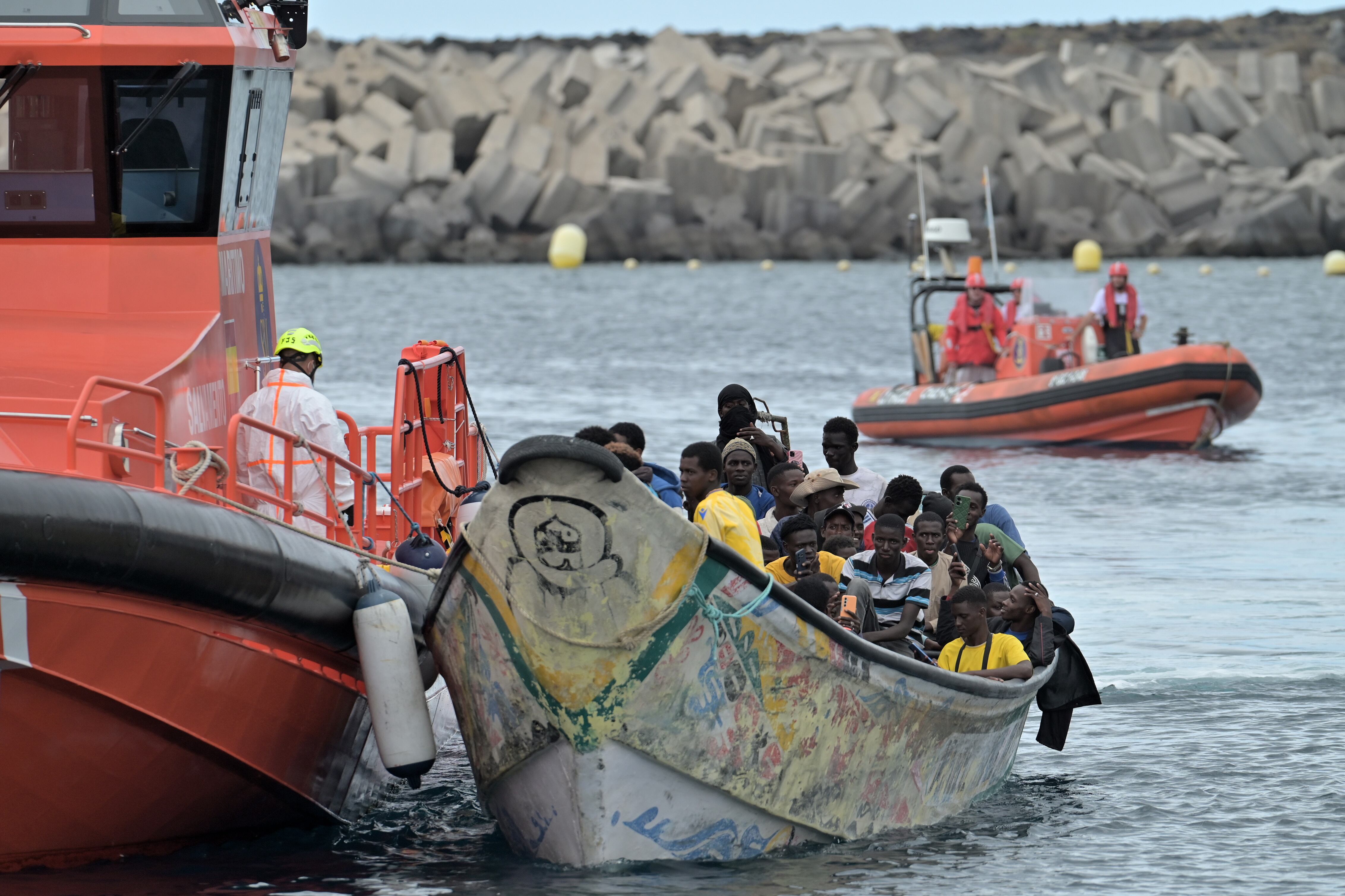 Llegada un cayuco con 72 personas al puerto de La Restinga, en El Hierro, el pasado 24 de octubre