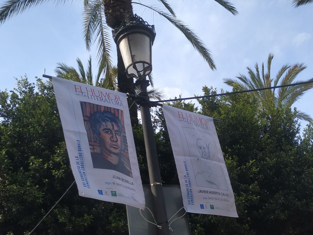 Banderolas colocadas en la plaza del Arenal