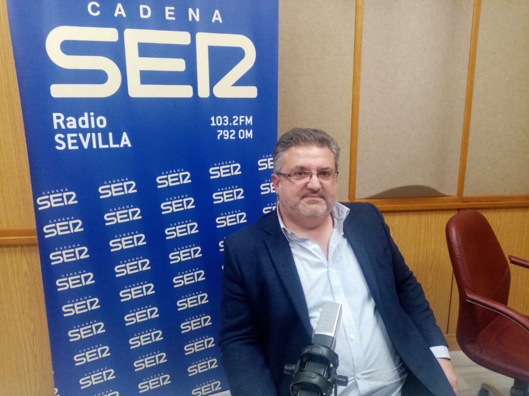 Manuel Luis Pazos, hermano mayor del Carmen, en el estudio central de Radio Sevilla