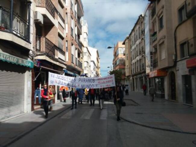 Momento del paso de la manifestación por la calle General Fresneda