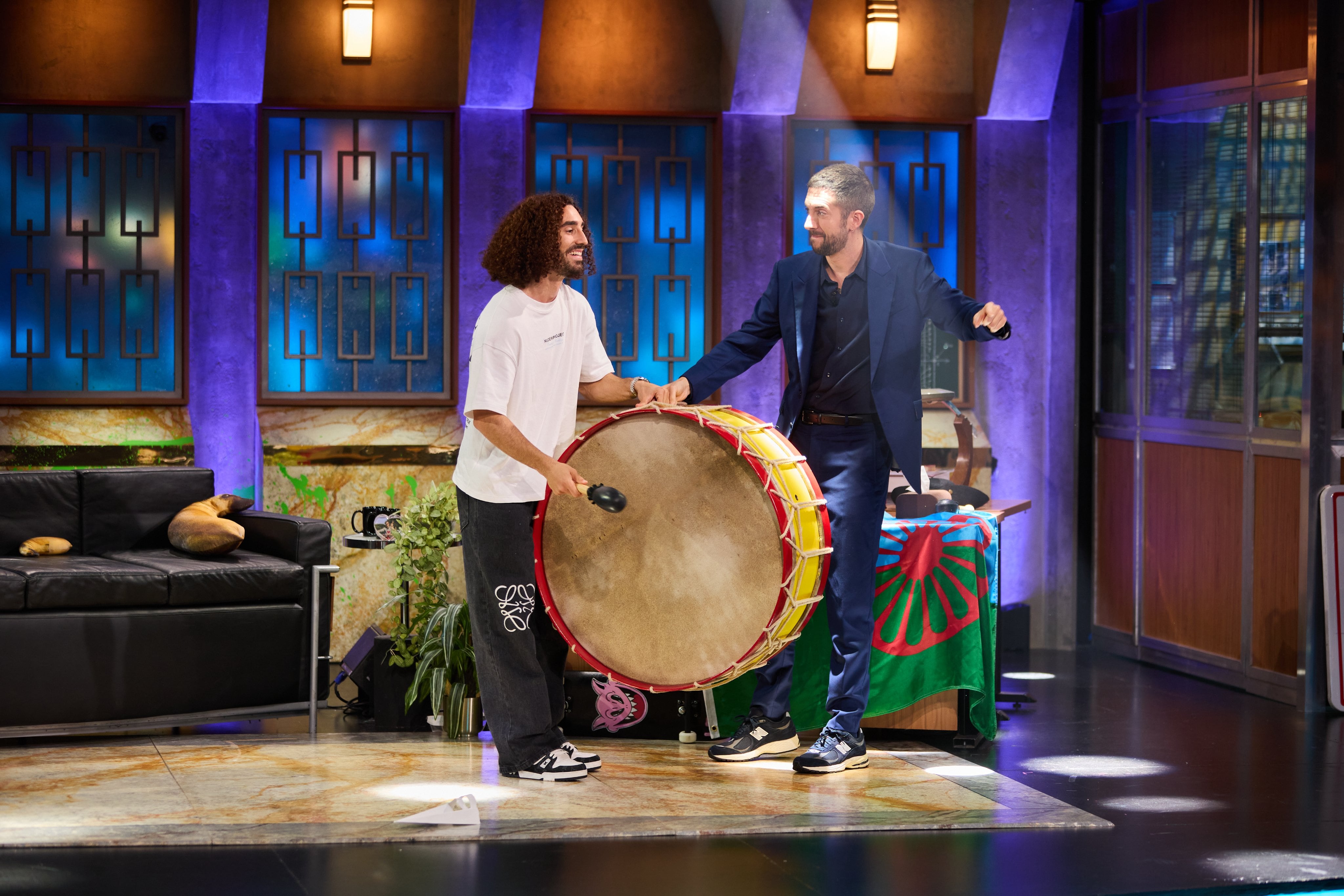 Marc Cucurella junto a David Broncano tocando el bombo.