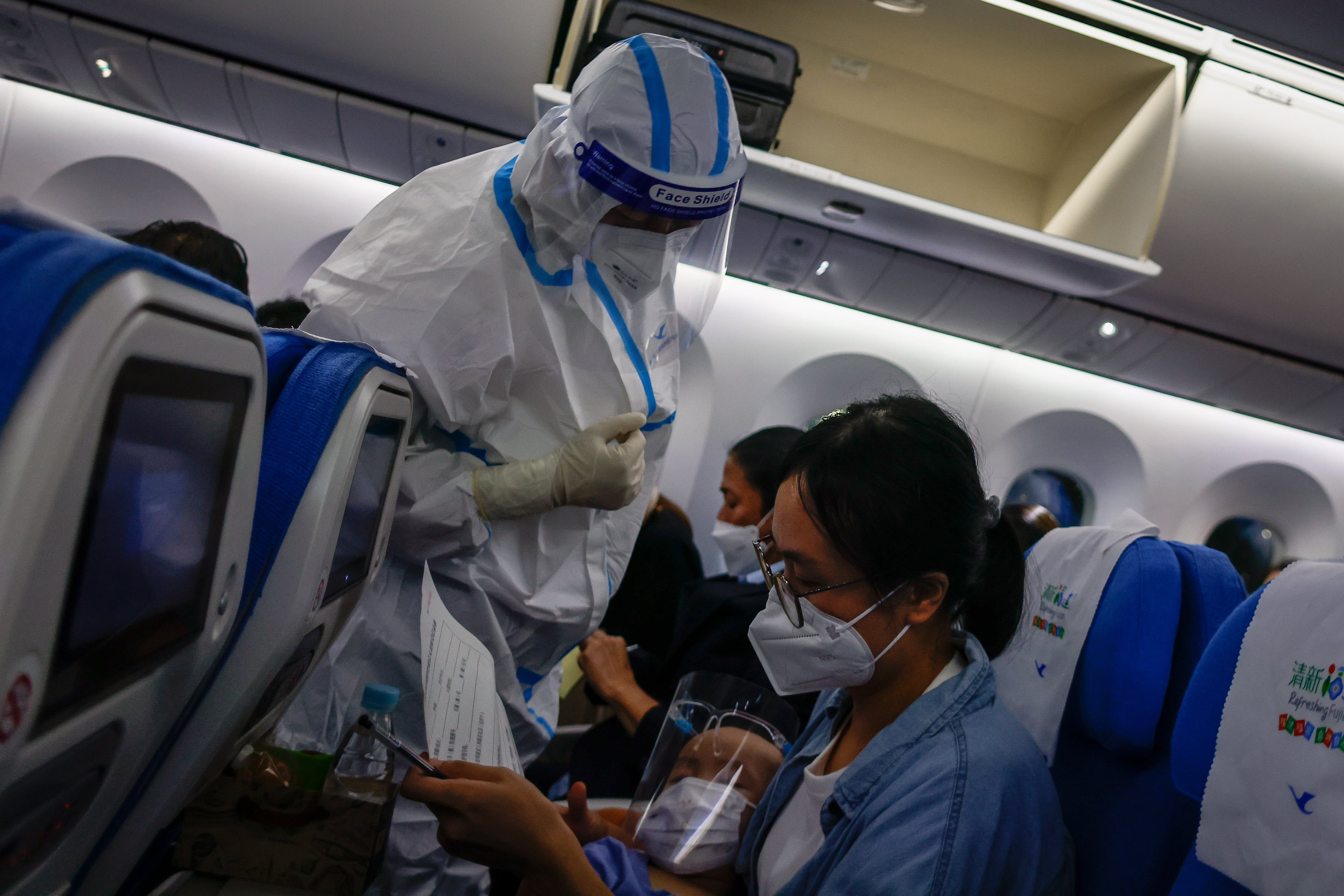 Personal de vuelo de la compañía Xiamen Airlines con protección contra la COVID-19