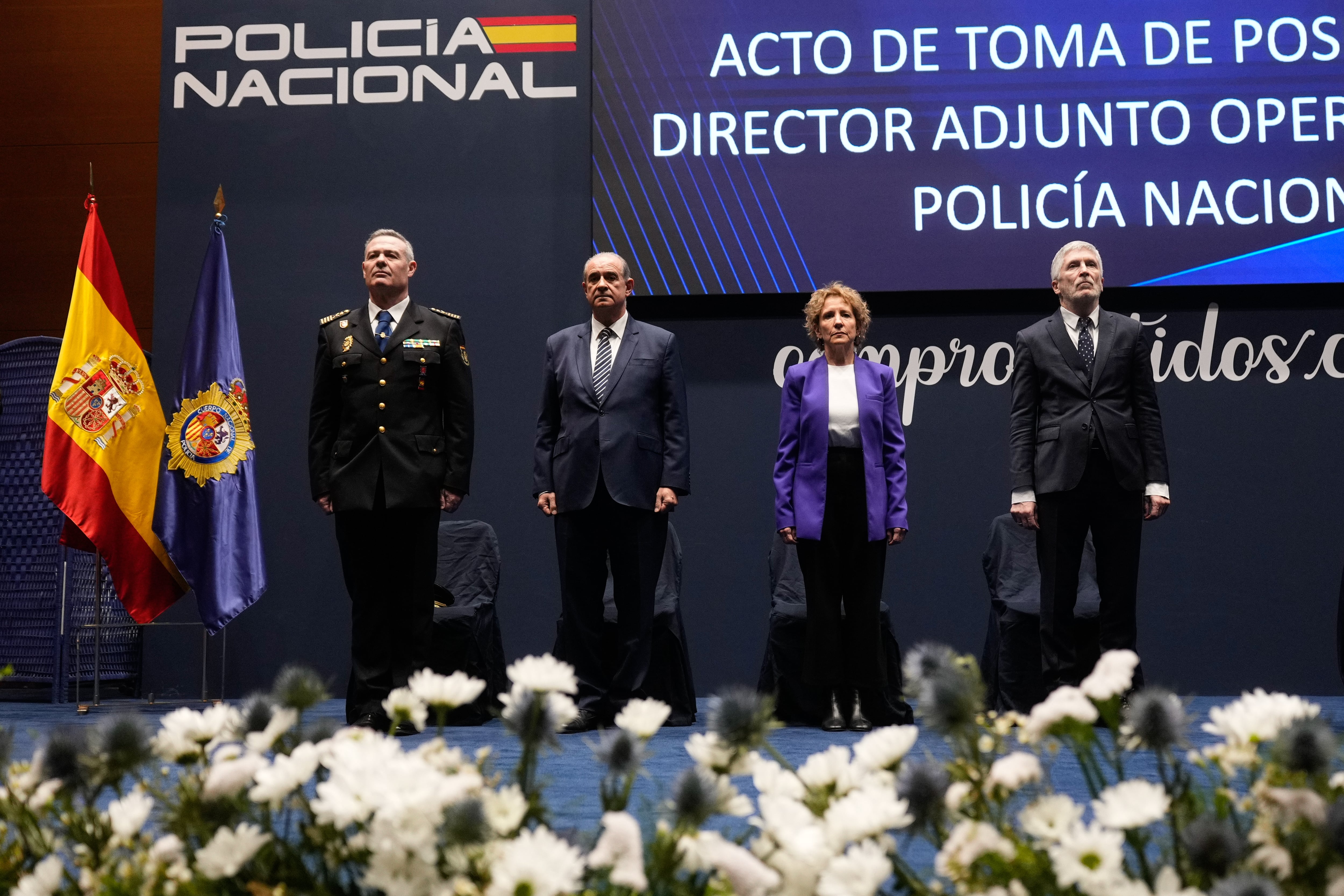 El ministro del Interior, Fernando Grande Marlaska (d), preside el acto de toma de posesión del nuevo director adjunto operativo (DAO) de la Policía Nacional, el comisario principal José Luis Santafé (i). Junto a ellos, el director general de la Policía, Francisco Pardo (2i), y la secretaria de Estado de Seguridad Aina Calvo.
