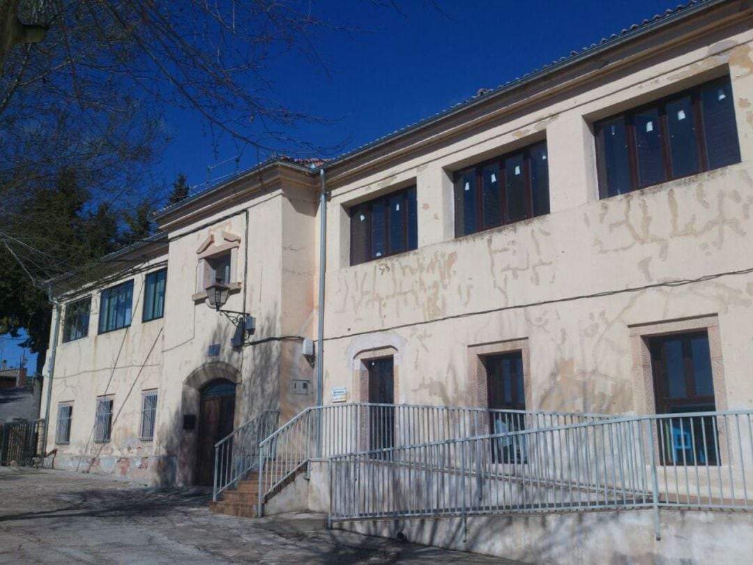 Edificio del antiguo colegio de Sepúlveda donde se quiere rehabilitar una vivienda para el alquiler