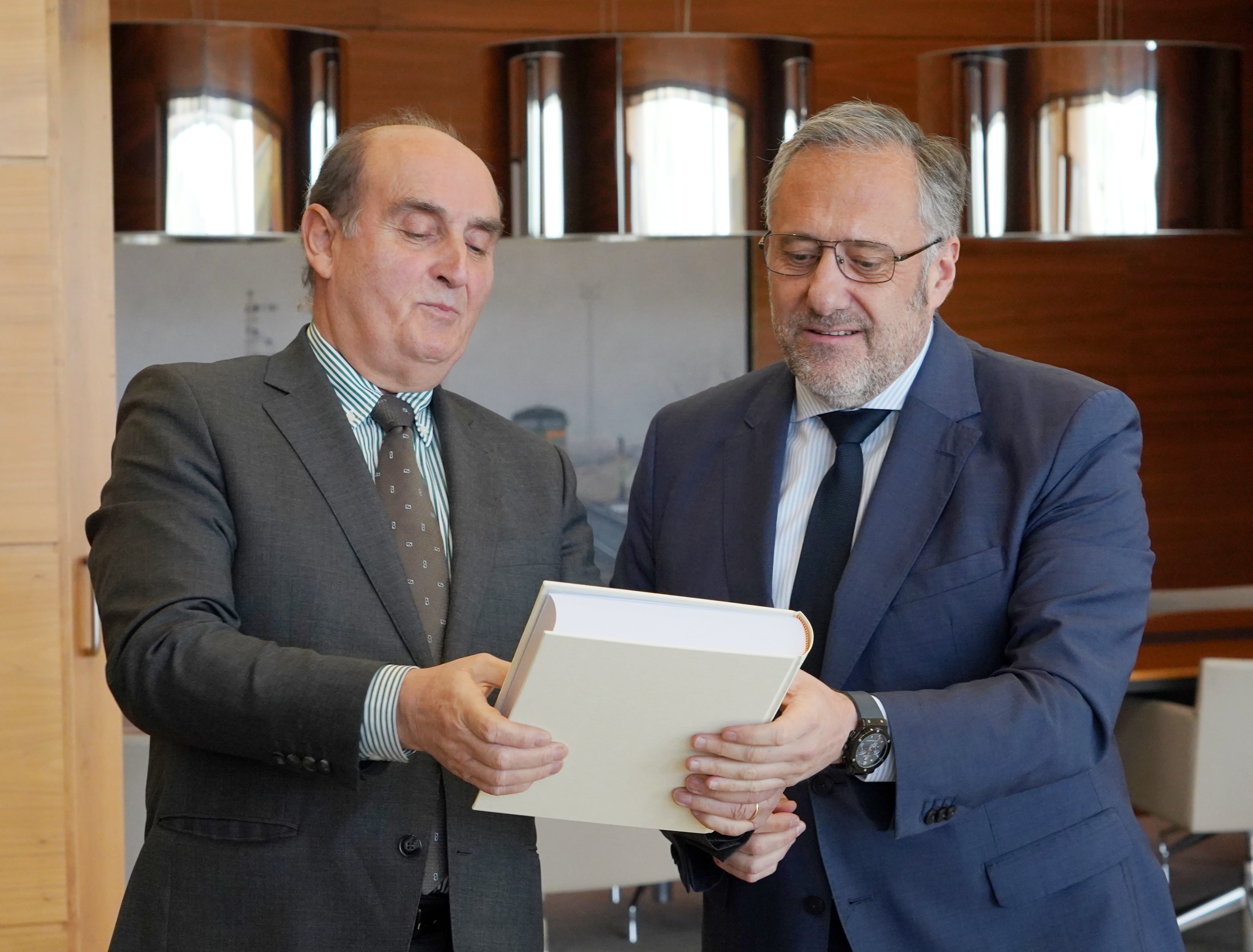 El Procurador del Común de Castilla y León, Tomás Quintana, entrega al presidente de las Cortes de Castilla y León, Carlos Pollán, el informe anual relativo a la actividad de la institución durante 2023.