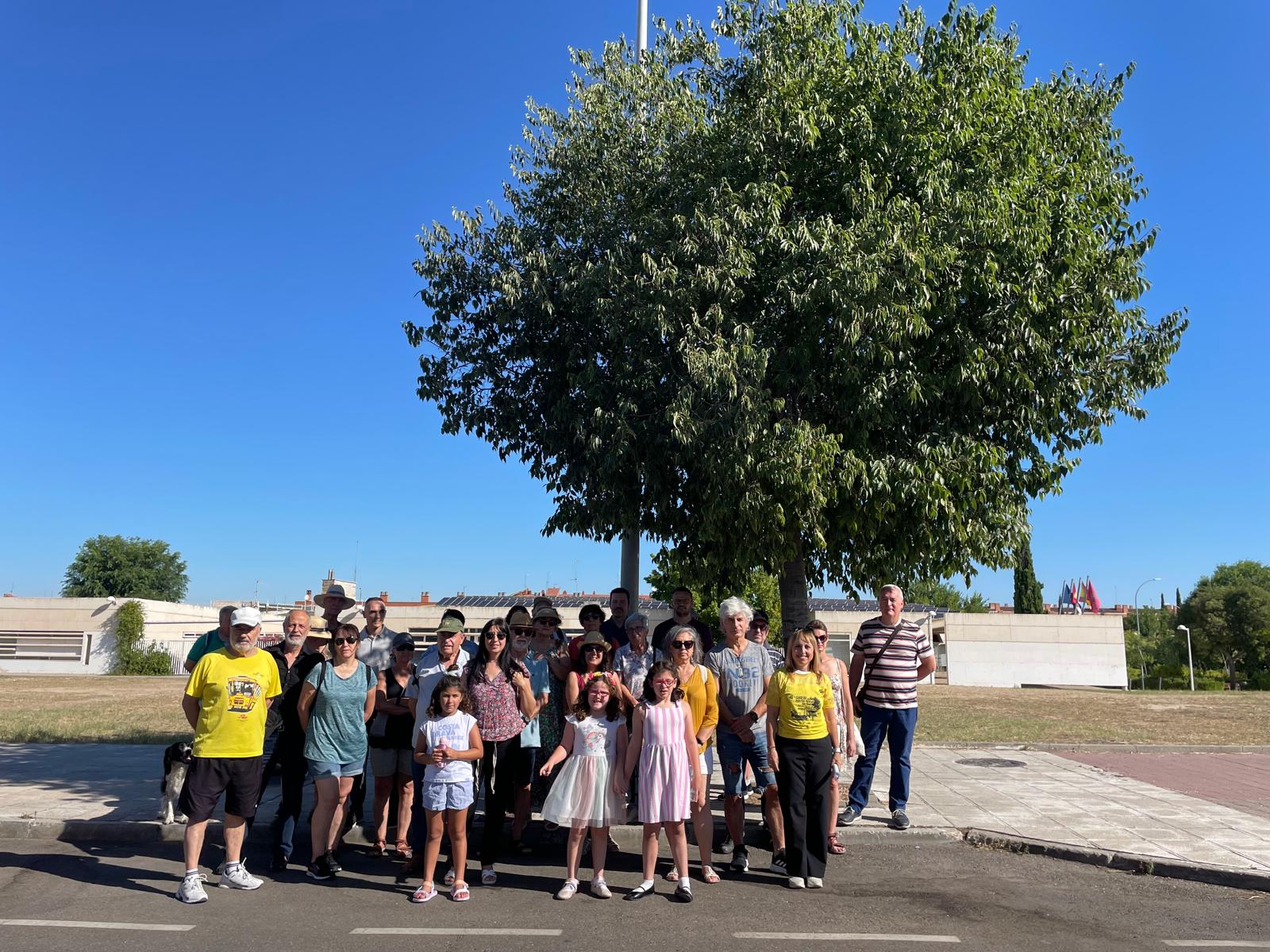 Asociación de Vecinos El Tajo reivindicando más arboles en el barrio del Polígono