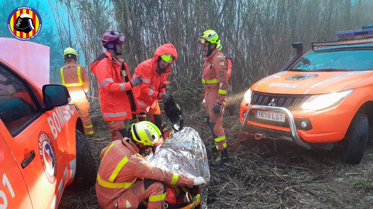 Una mujer herida tras caer con su coche a un barranco