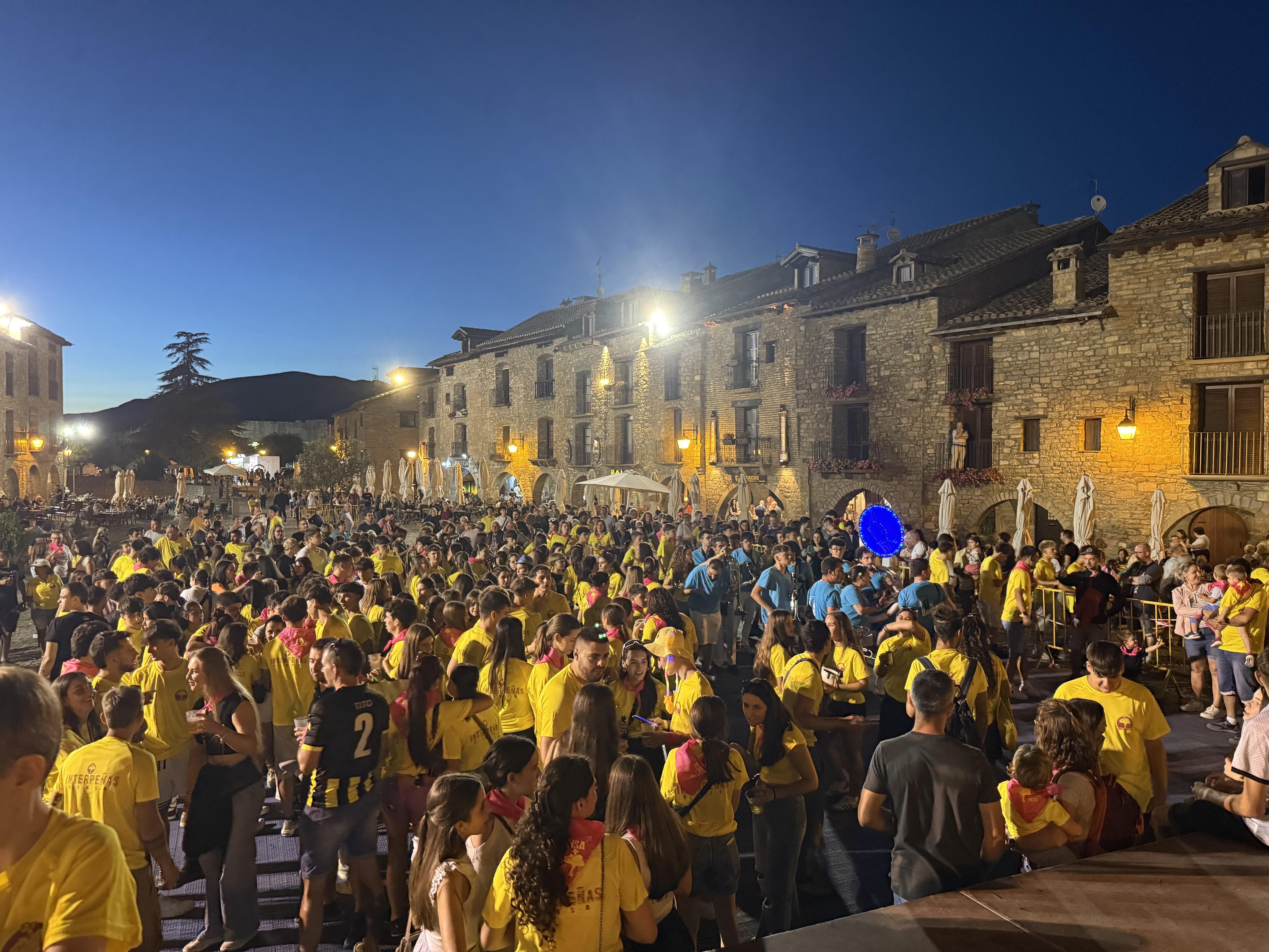 Ambiente de fiesta en el chupinazo de las fiestas de Aínsa
