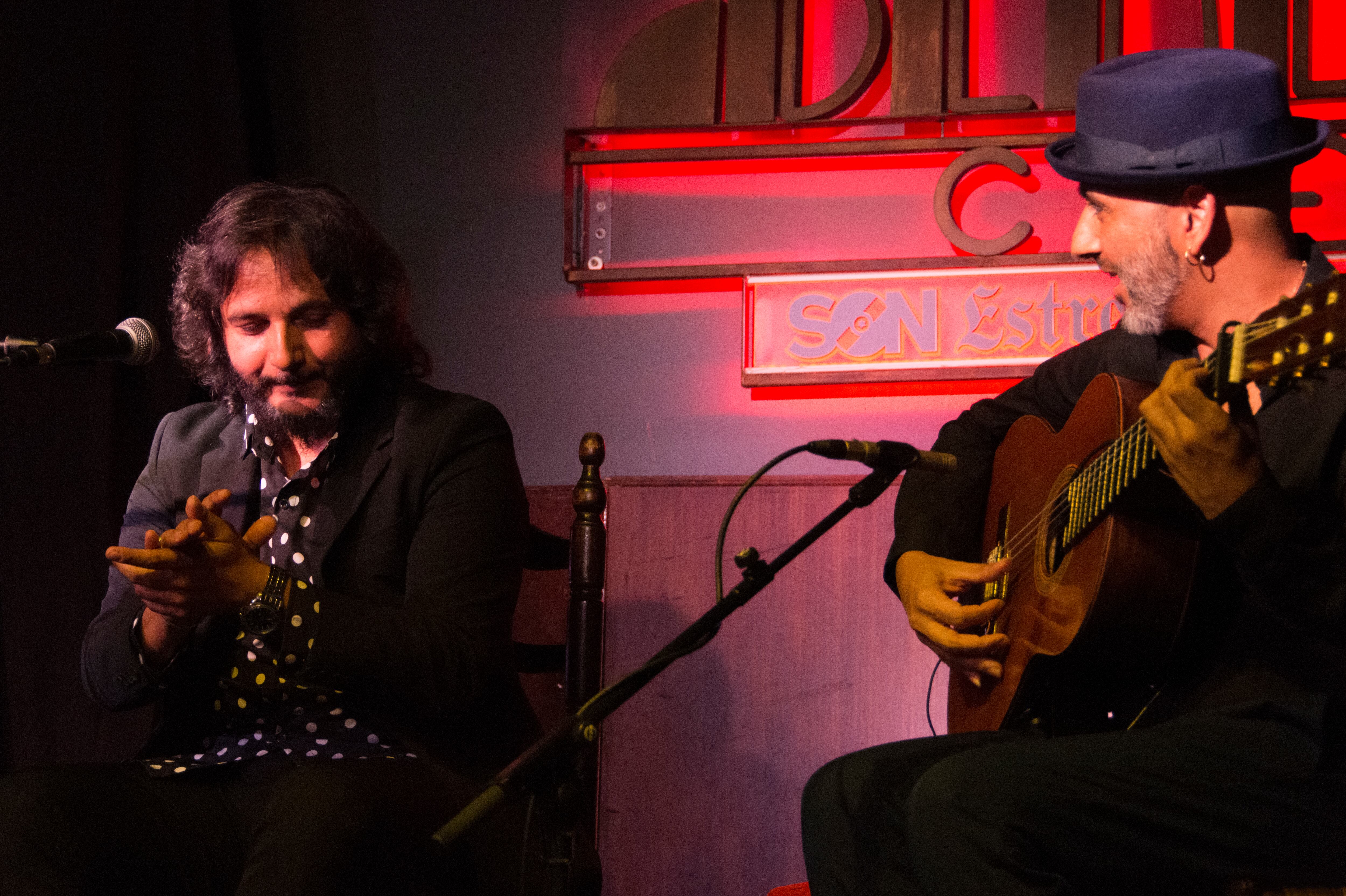 Antonio Reyes y el guitarrista Rycardo Moreno, en plena actuación