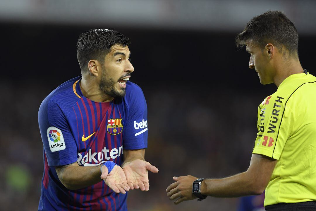 Gil Marín habla con Luis Suárez durante un partido