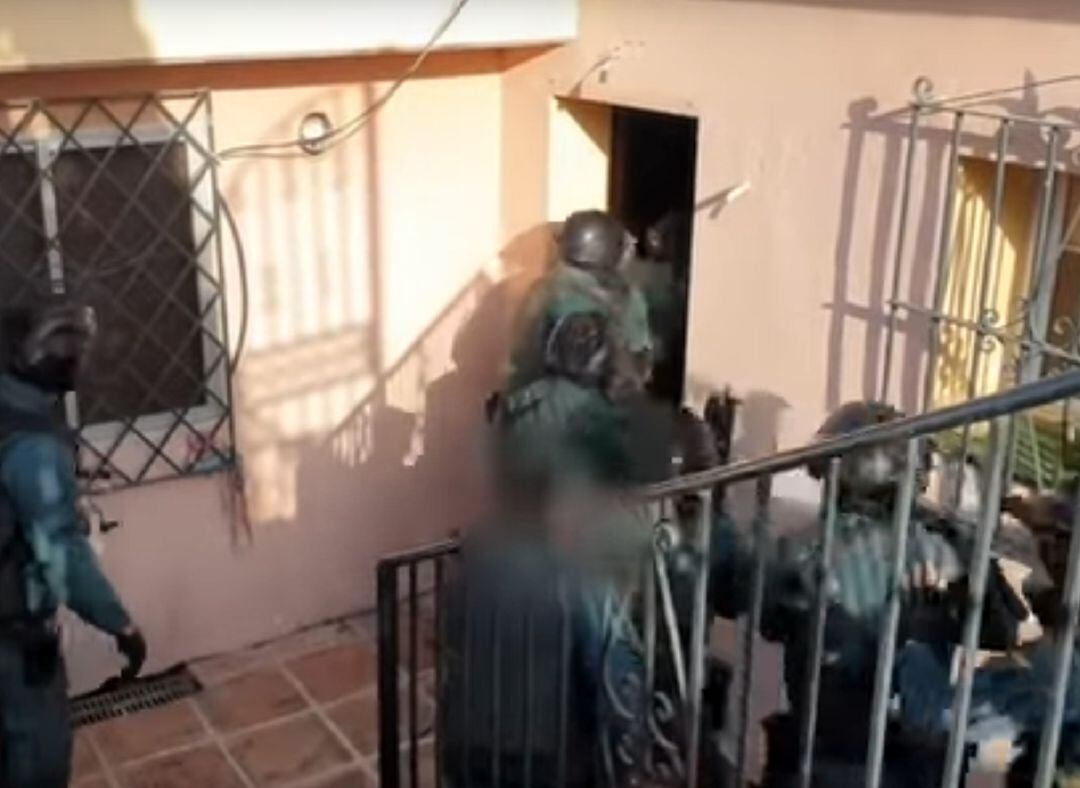 Agentes de la Guardia Civil inician uno de los registros