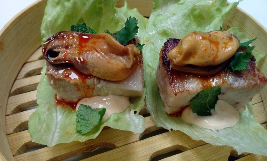 Un plato típico de la cocina coreana. Saam de porck belly y mejillón con menta y cilantro