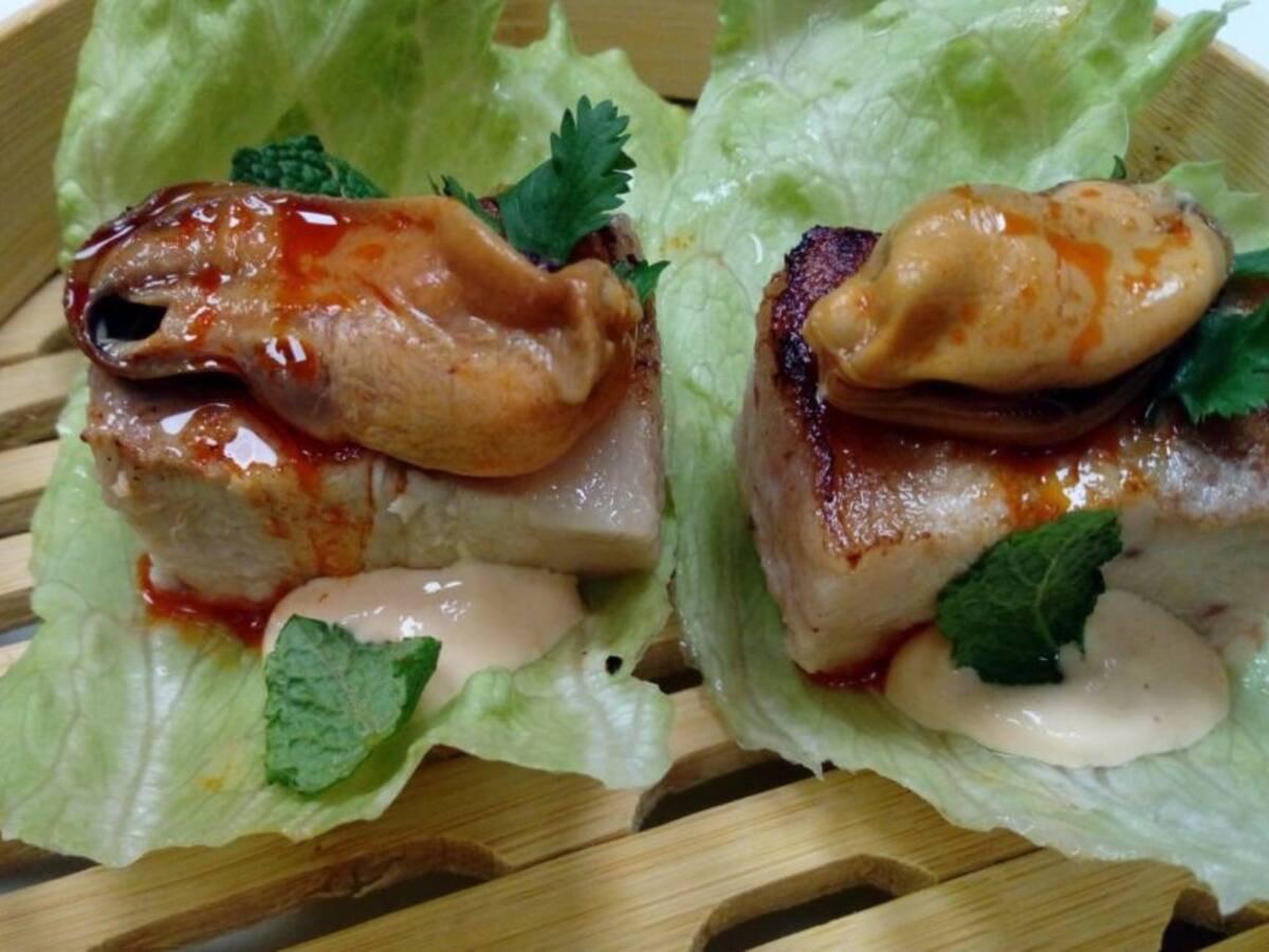 Saam de porck belly y mejillón con menta y cilantro